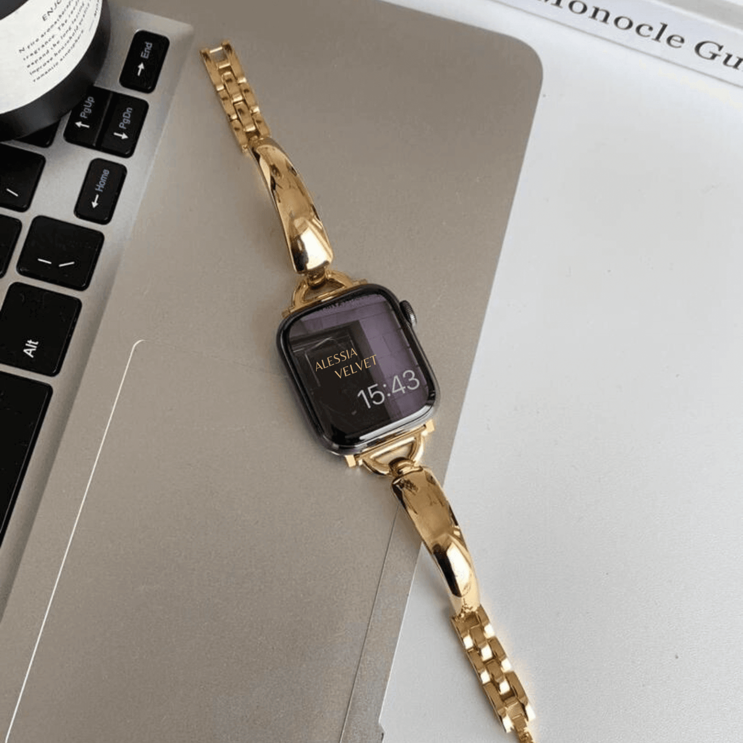 Frontansicht von einem "ALESSIA VELVET" - Apple Watch Armband in Gold