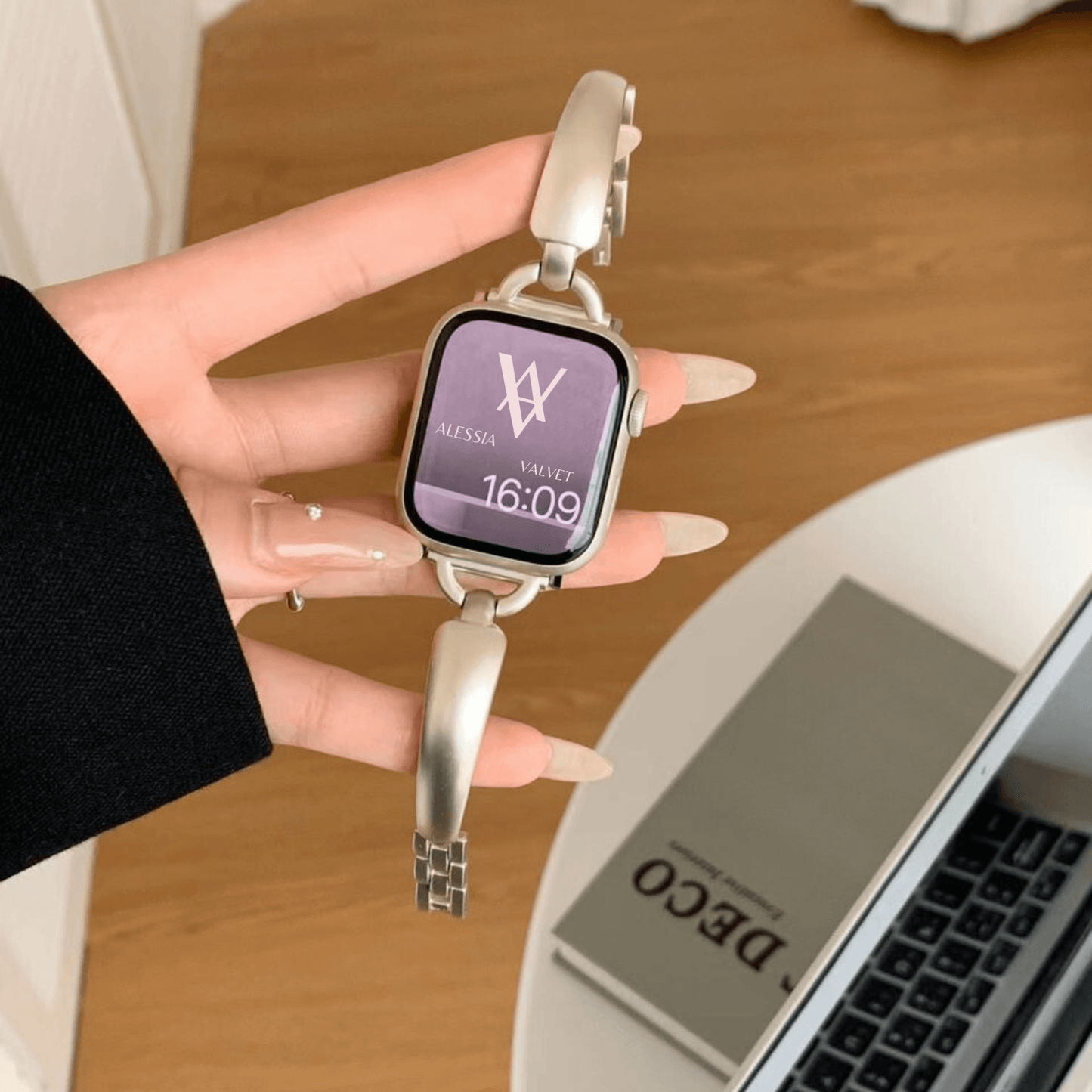 Frontansicht von einem "ALESSIA VELVET" - Apple Watch Armband in Matt Silber