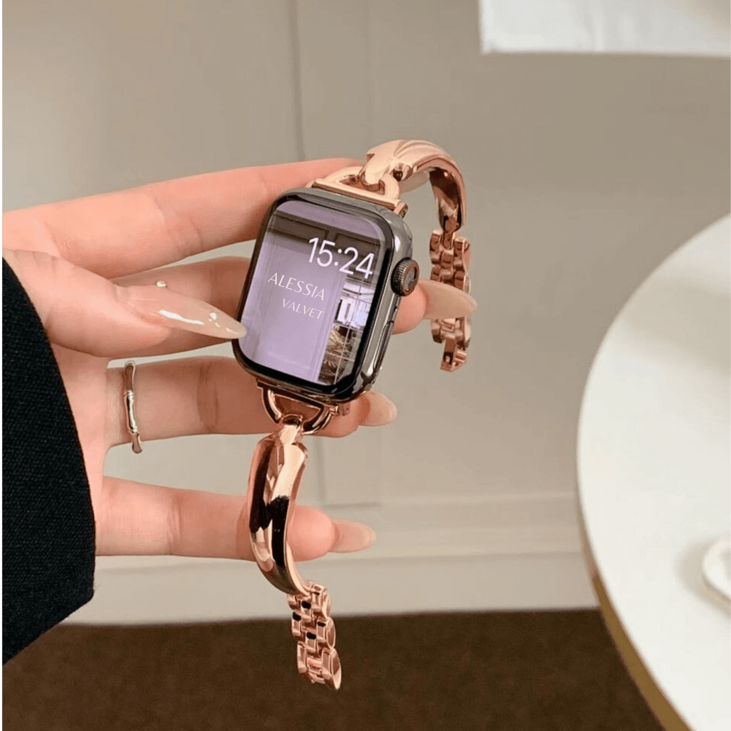 Frontansicht von einem "ALESSIA VELVET" - Apple Watch Armband in Rosegold